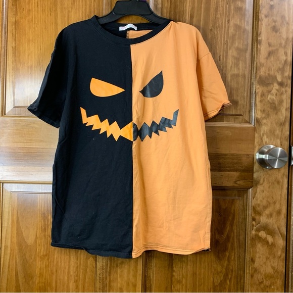 ROMWE Tops - Women’s size small Romwe Halloween pumpkin two toned orange and black tee